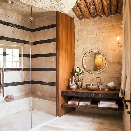 Hezen Cave Hotell